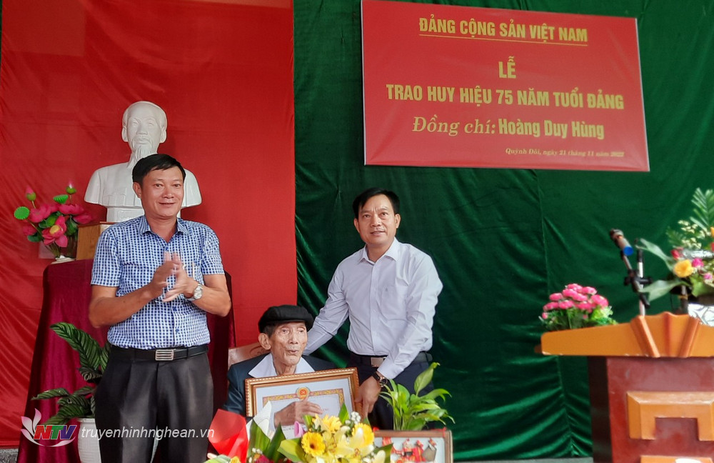Trao Huy hiệu 75 năm tuổi Đảng cho đảng viên ở Quỳnh Lưu