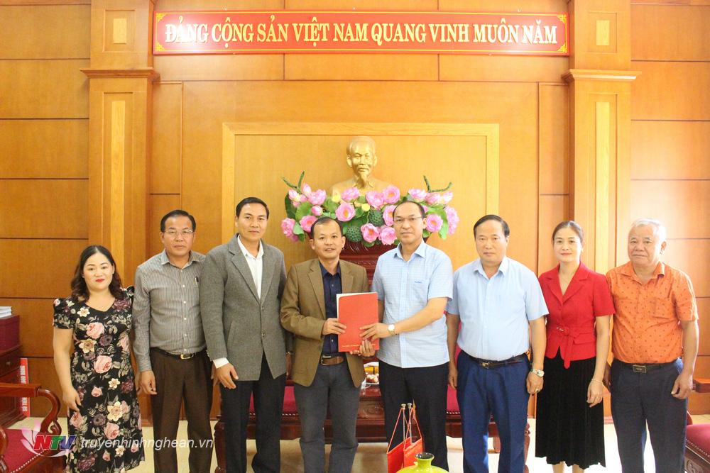 Đại diện doanh nghiệp trao hỗ trợ cho huyện Kỳ Sơn.