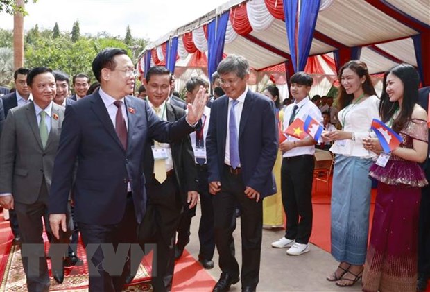 Chủ tịch Quốc hội Vương Đình Huệ với lãnh đạo, công nhân Nhà máy chế biến cao su Tân Biên. 