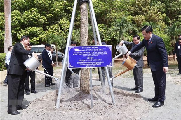 Chủ tịch Quốc hội Vương Đình Huệ và đại biểu trồng cây lưu niệm tại Nhà máy chế biến cao su Tân Biên. 