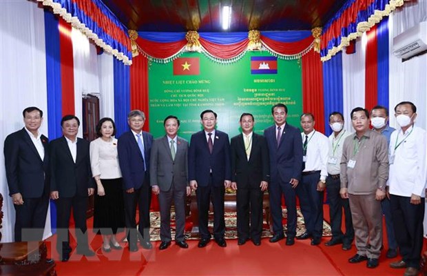 Chủ tịch Quốc hội Vương Đình Huệ với Phó Tỉnh trưởng Kampong Thom Nhek Bankheng cùng đại biểu. 