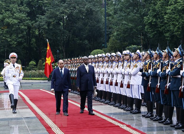 Chủ tịch nước Nguyễn Xuân Phúc và Tổng thống Uganda Yoweri Kaguta Museveni duyệt Đội danh dự Quân đội nhân dân Việt Nam. (Ảnh: Thống Nhất/TTXVN)