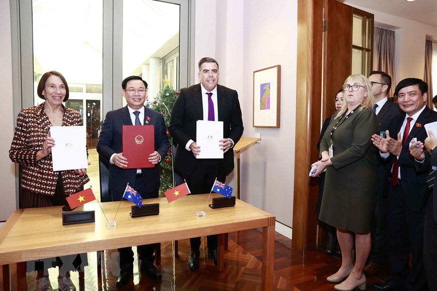 Chủ tịch Quốc hội Vương Đình Huệ ký Thỏa thuận hợp tác giữa Quốc hội Việt Nam và Nghị viện Australia với Chủ tịch Thượng viện Sue Lines và Chủ tịch Hạ viện Milton Dick. 
