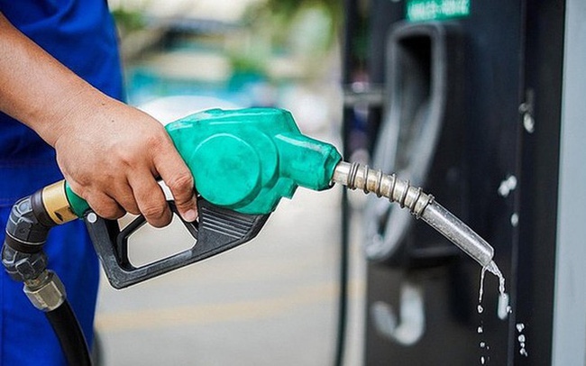 Giá dầu thế giới lao dốc, giá xăng trong nước có thể giảm mạnh trong kỳ tới. (Ảnh minh họa) 