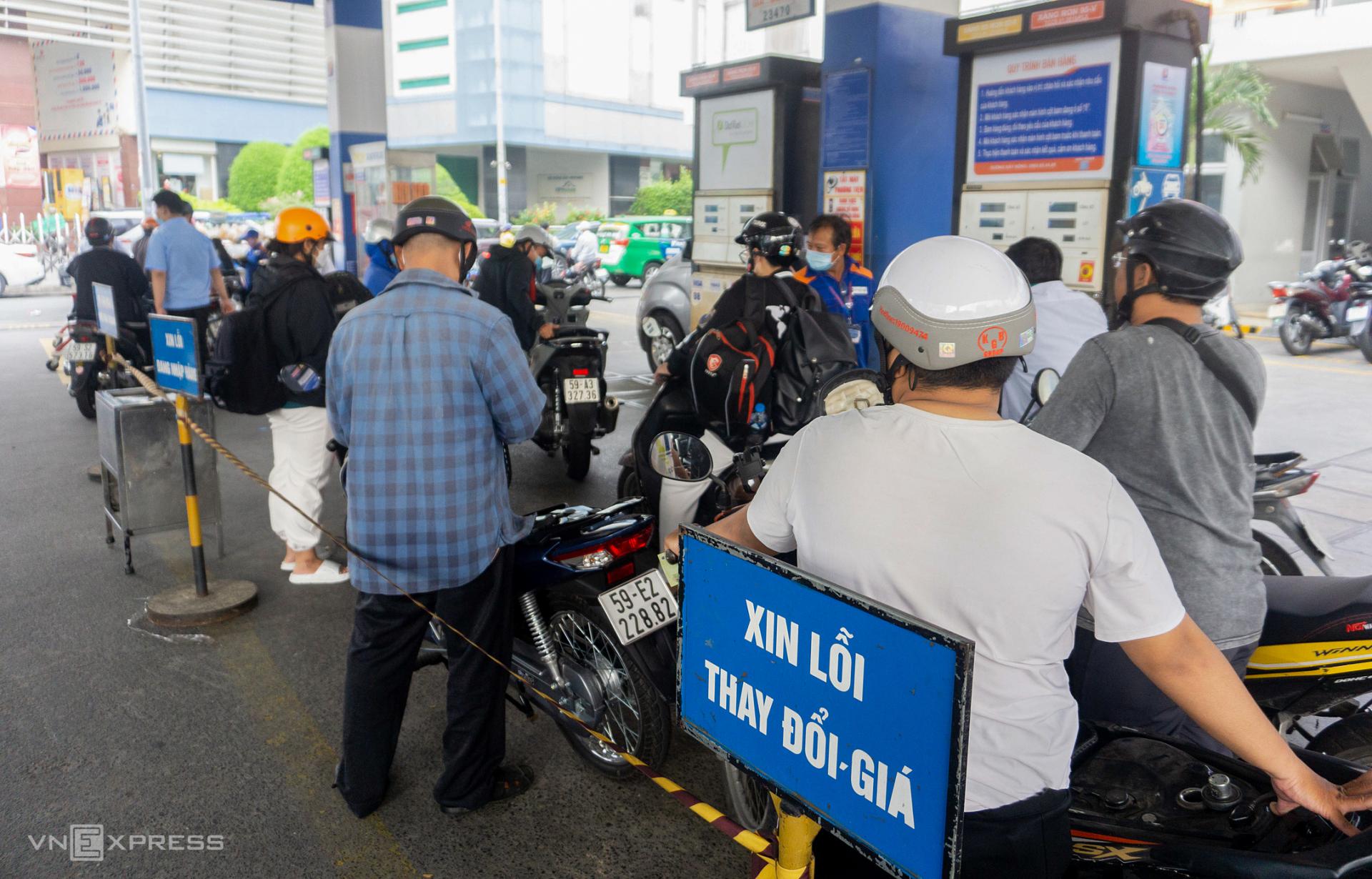 Nhân viên một cửa hàng trên đường Phan Xích Long, quận Phú Nhuận, TP HCM bơm xăng dầu cho khách, ngày 1/11. Ảnh: Thành Lộc
