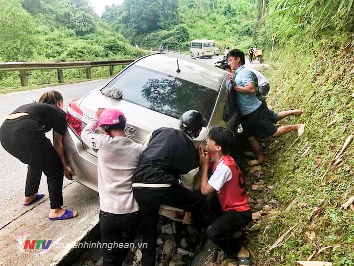 Nhóm học sinh ở Quỳ Châu giúp lái xe ô tô con bị trượt xuống mương