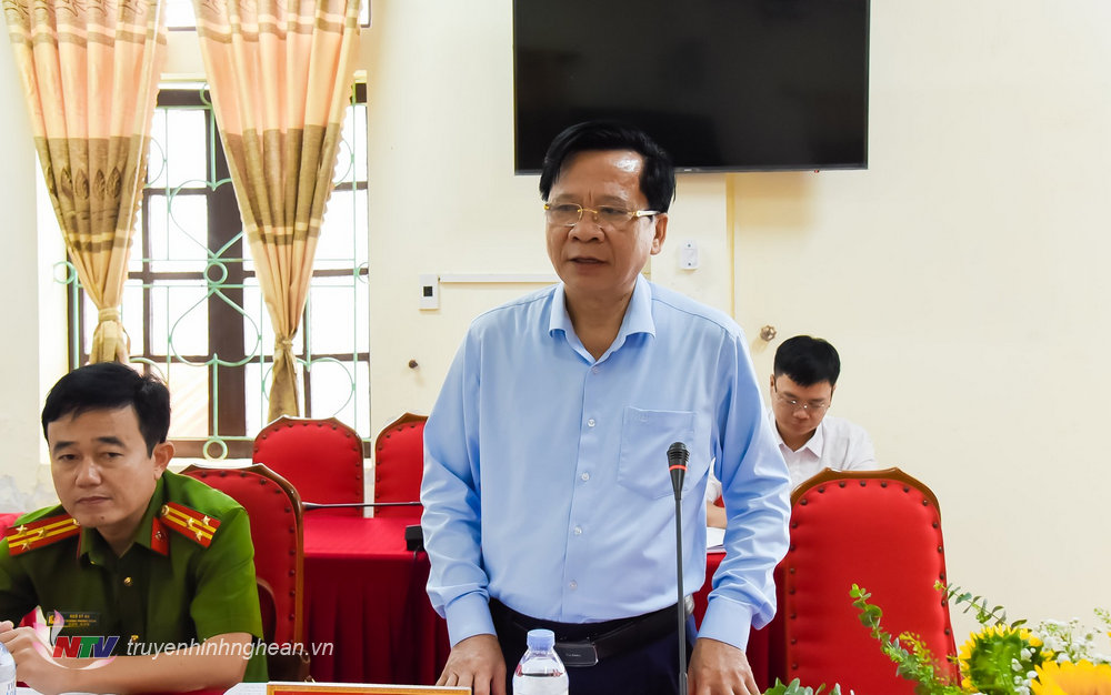 Phó Bí thư, Chủ tịch UBND huyện Phan Văn Tuyên phát biểu tại buổi làm việc.