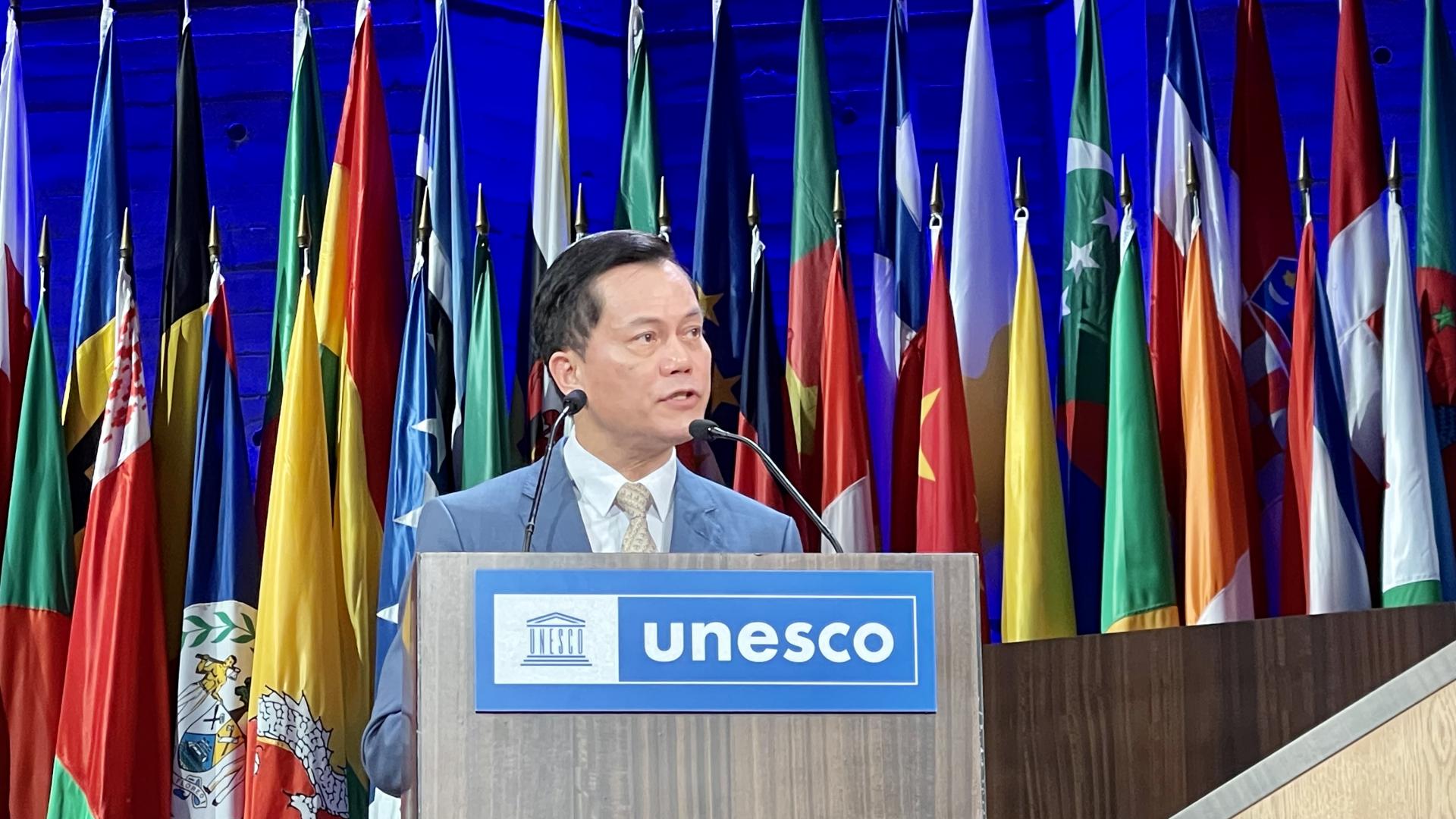 Thứ trưởng Ngoại giao Hà Kim Ngọc, Chủ tịch Ủy ban quốc gia UNESCO Việt Nam phát biểu tại phiên toàn thể kỳ họp lần thứ 42 Đại hội đồng Tổ chức Giáo dục, Khoa học và Văn hóa của Liên hợp quốc (UNESCO) ở thủ đô Paris từ 11 - 22/11.