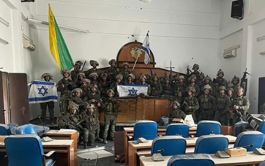 Một bức ảnh cho thấy quân đội cùng với súng và cờ Israel bên trong cơ quan lập pháp của Hamas ở TP Gaza. Ảnh: Daily Mail