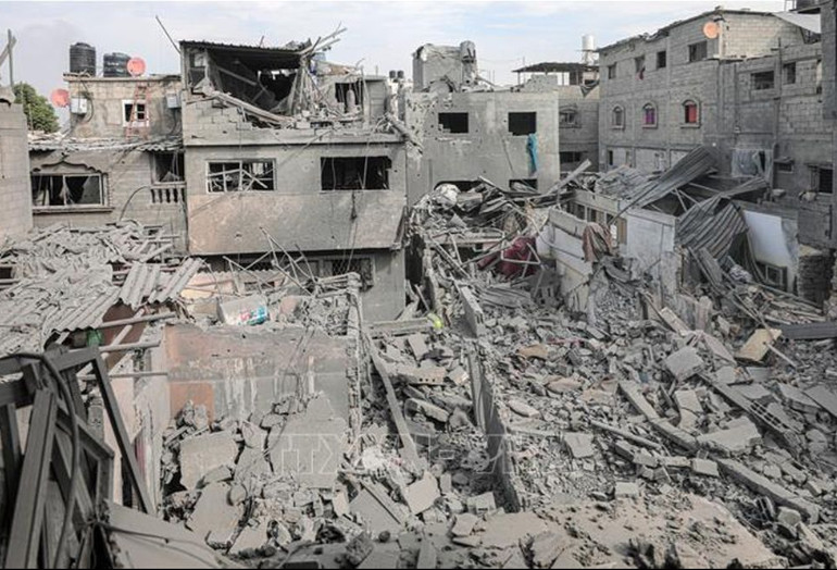 Cảnh đổ nát sau cuộc oanh kích của Israel xuống một trại tị nạn ở miền Trung Dải Gaza, ngày 13/11/2023. 