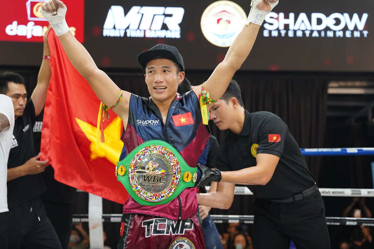 
Trương Cao Minh Phát giành đai WBC Muay Thai thế giới đầu tiên trong lịch sử muay Việt Nam - Ảnh: CINDY
Trương Cao Minh Phát giành đai WBC Muay Thai thế giới đầu tiên trong lịch sử muay Việt Nam
