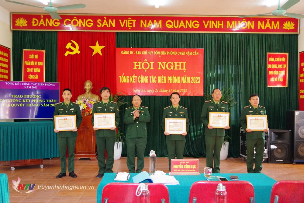 Đại tá Nguyễn Công Lực, Chỉ huy trưởng Bộ chỉ huy BĐBP tỉnh trao thưởng cho các cá nhân có thành tích xuất sắc trong phòng trào thi đua quyết thắng năm 2023 tại Đồn BP cửa khẩu quốc tế Nậm Cắn.