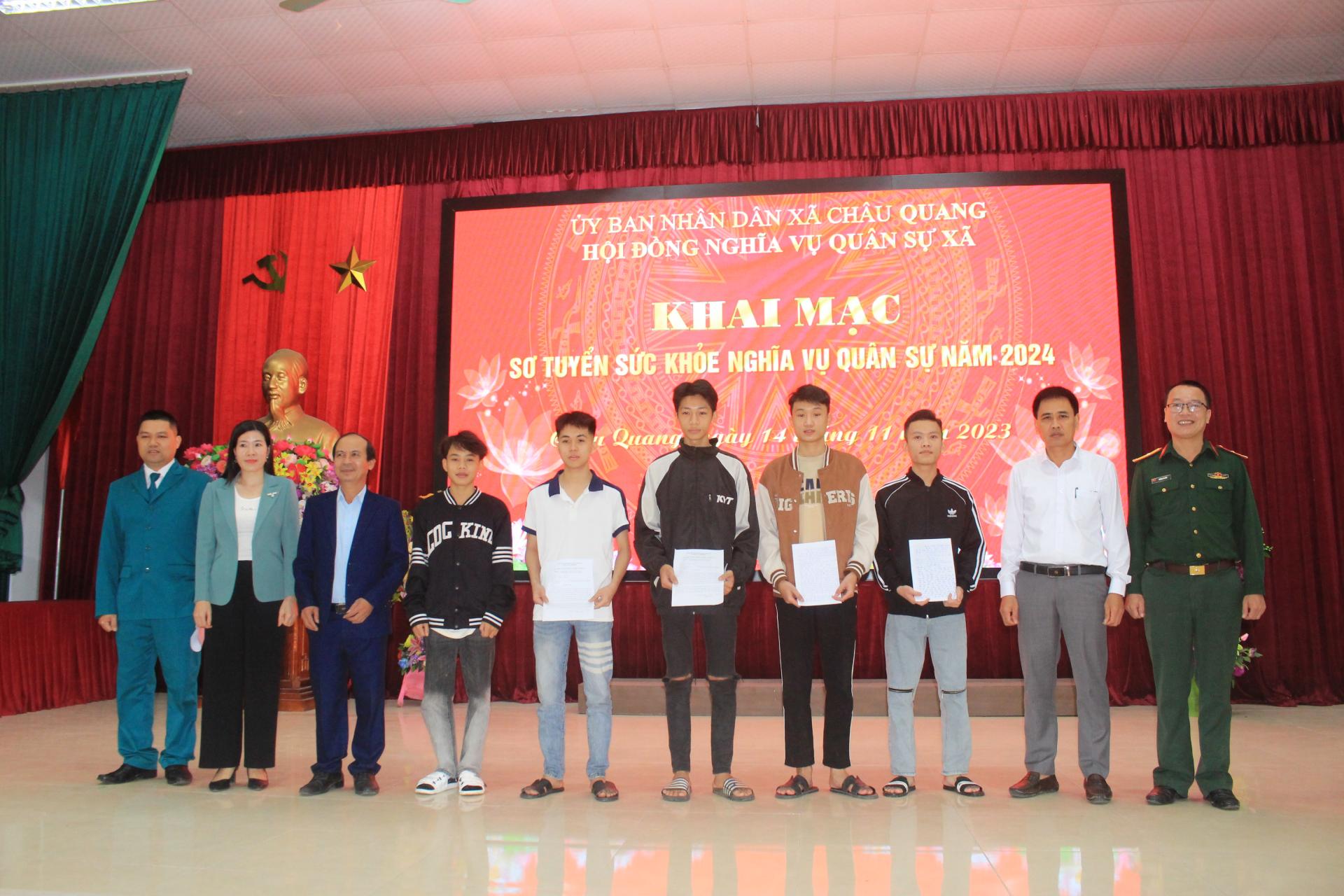 Các thanh niên xã Châu Quang viết đơn tình nguyện tham gia nghĩa vụ quân sự năm 2024.