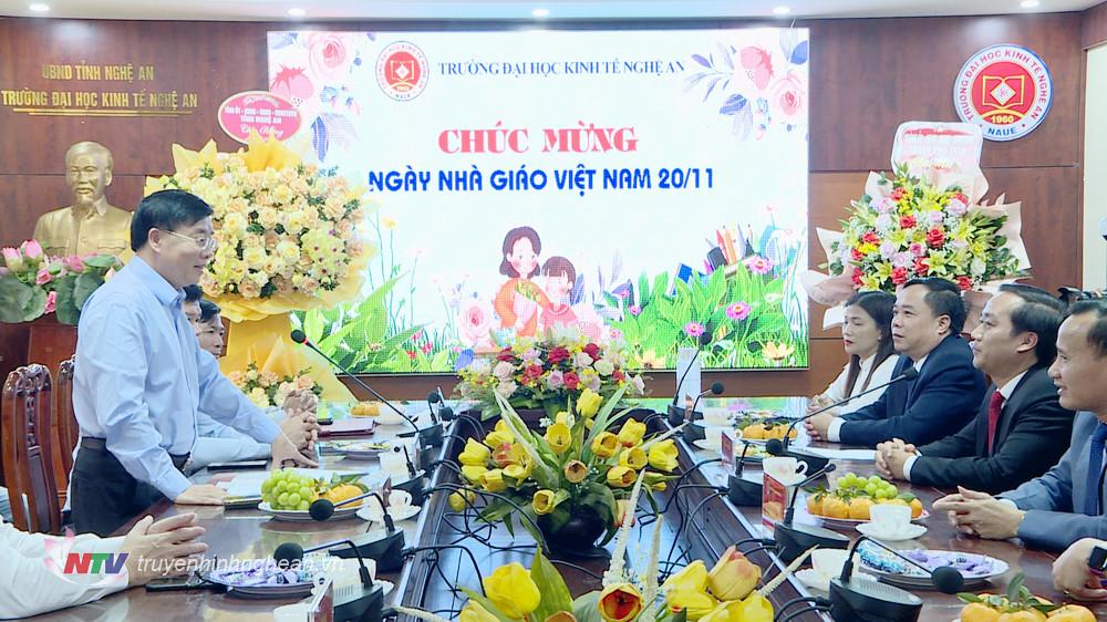 Đồng chí Nguyễn Văn Thông, Phó Bí Thư Thường trực Tỉnh ủy cùng đoàn công tác đến thăm, chúc mừng Trường Đại học Kinh tế Nghệ An.