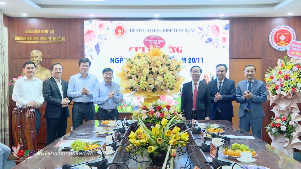 Phó Bí thư Thường trực Tỉnh uỷ Nguyễn Văn Thông cùng các đồng chí trong đoàn công tác tặng hoa chúc mừng Trường Kinh tế Nghệ An.
