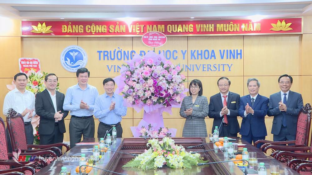 Phó Bí thư Thường trực Tỉnh uỷ Nguyễn Văn Thông tặng hoa chúc mừng tâp thể nhà trường.