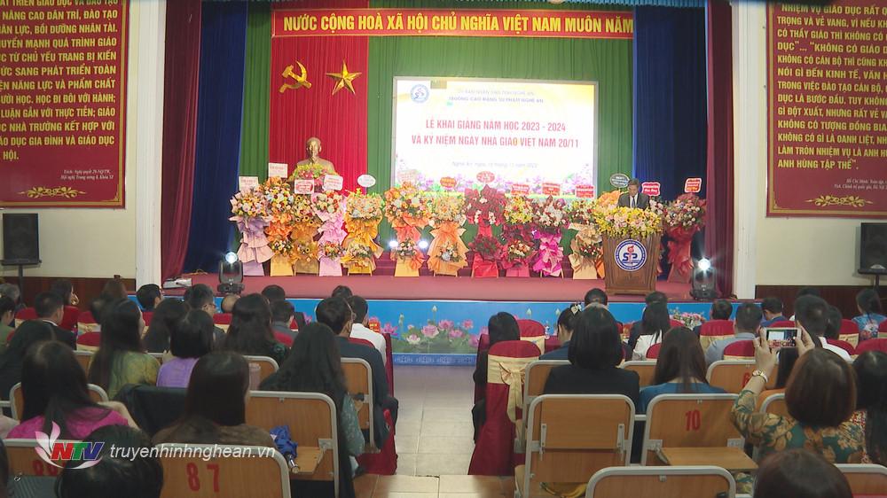 Toàn cảnh Kỷ niệm ngày Nhà giáo Việt Nam cũng gắn với Lễ khai giảng năm học mới 2023 - 2024 của Trường Cao đẳng Sư phạm Nghệ An. 