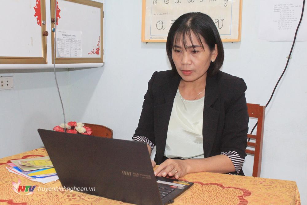Để nâng cao năng lực chuyên môn cô giáo Ngô Thị Hoa Mai tự trau dồi chuyên môn qua mạng Internet.
