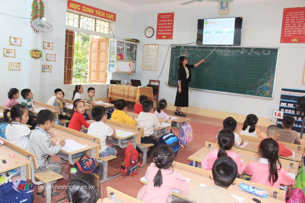 Cô giáo Ngô Thị Hoa Mai đã có 25 năm công tác giảng dạy ở huyện miền núi Quỳ Hợp.