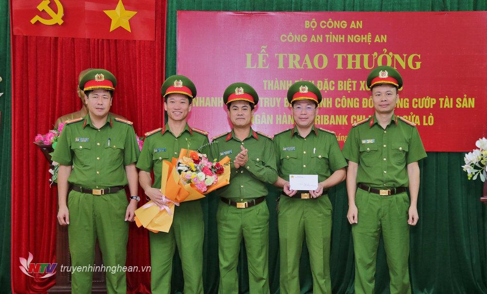 Đại tá Nguyễn Đức Hải, Phó Giám đốc Công an tỉnh trao thưởng Phòng Cảnh sát Hình sự