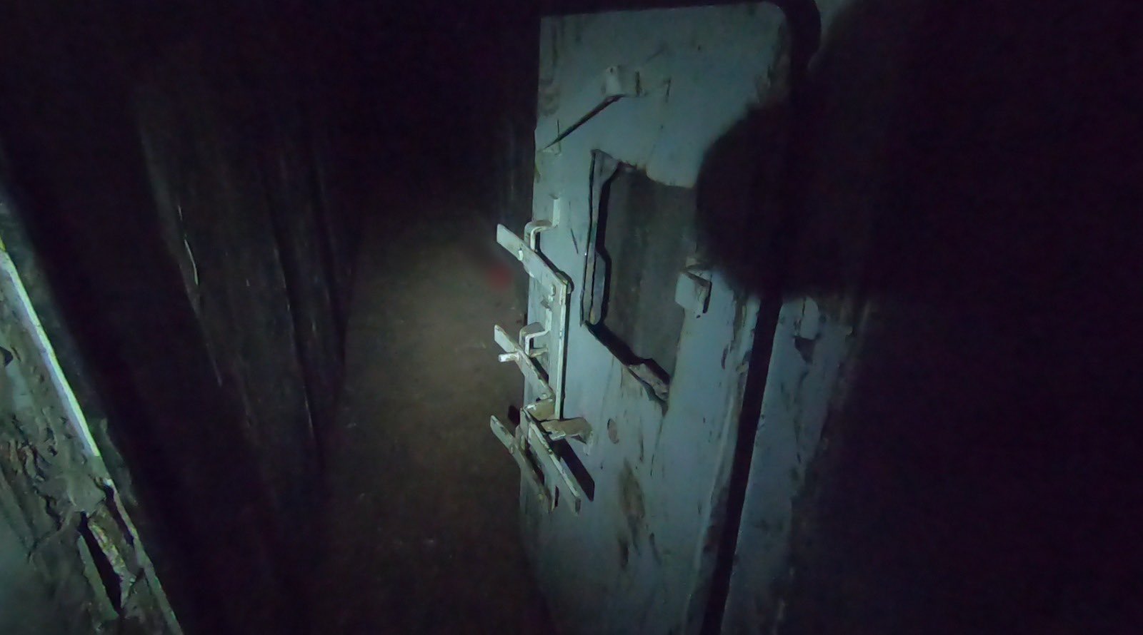 Cánh cửa màu xám cuối đường hầm IDF phát hiện vào tuần trước ở dưới bệnh viện Al-Shifa tại Dải Gaza. Ảnh: IDF/X