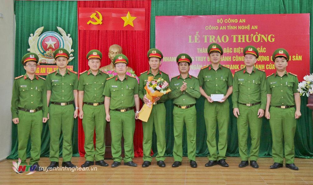 Đại tá Nguyễn Đức Hải, Phó Giám đốc Công an tỉnh trao thưởng Công an huyện Nghi Lộc