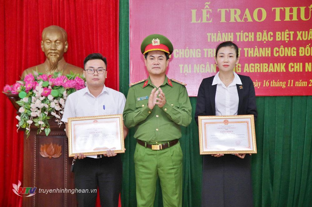 Đại tá Nguyễn Đức Hải, Phó Giám đốc Công an tỉnh trao khen thưởng của Giám đốc Công an tỉnh cho 2 công dân có thành tích xuất sắc trong công tác phòng chống tội phạm.