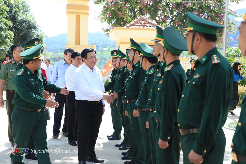 Đồng chí Nguyễn Xuân Thắng cùng đoàn công tác đến thăm cán bộ, chiến sĩ Đồn Biên phòng Tri Lễ. 