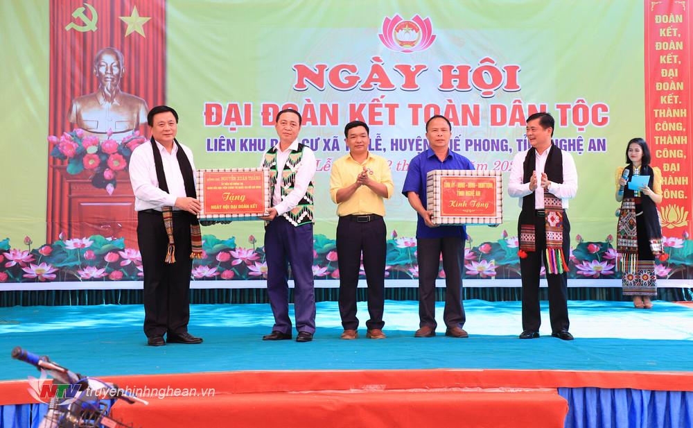 Đồng chí Nguyễn Xuân Thắng và Bí thư Tỉnh ủy Thái Thanh Quý trao quà cho đại diện liên khu dân cư xã Tri Lễ và khu dân cư bản Liên Hợp. 