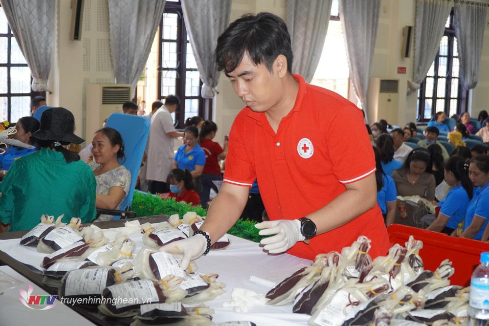 Chỉ trong 1 buổi sáng, các tình nguyện viên đã hiến 875 đơn vị máu an toàn