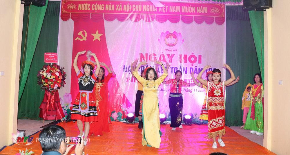 Văn nghệ chung vui ngày hội của Nhân dân xóm 6, xã Lam Sơn.