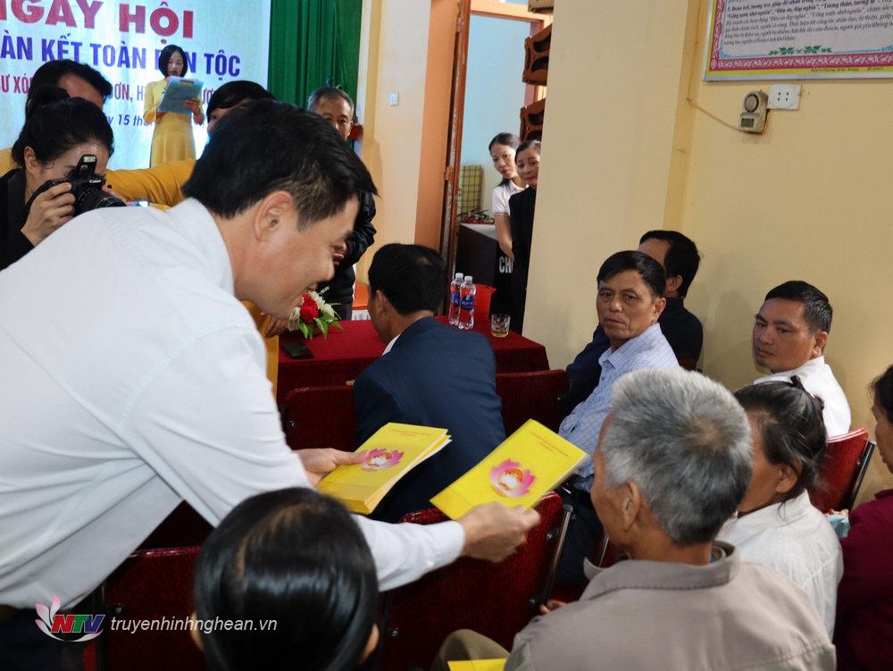 Trưởng ban Nội chính Tỉnh uỷ Hồ Lê Ngọc trao quà cho các hộ nghèo.