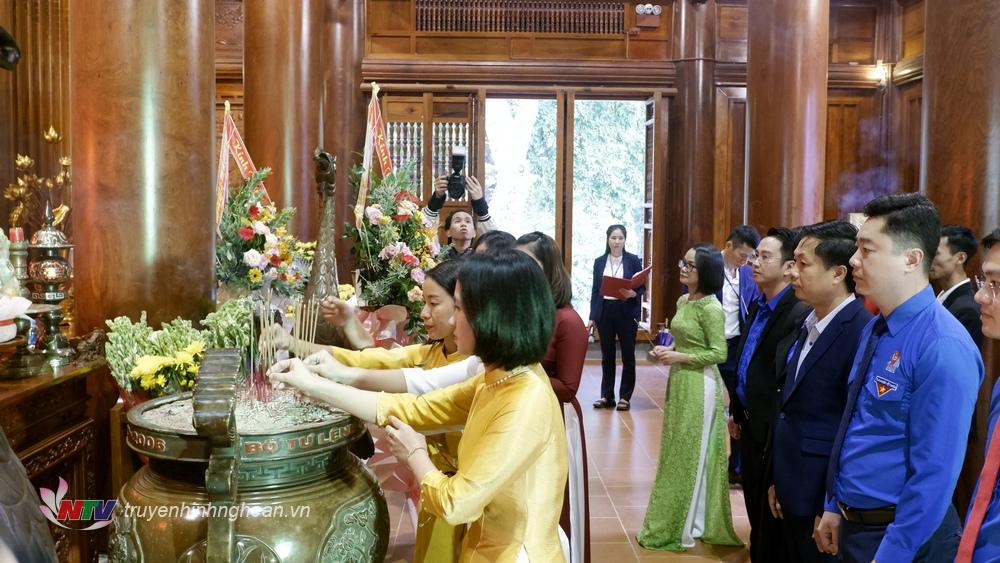 Trước khi tiến hành buổi lễ các đại biểu dâng hoa, dâng hương lên anh linh Chủ tịch Hồ Chí Minh tại Nhà tưởng niệm.