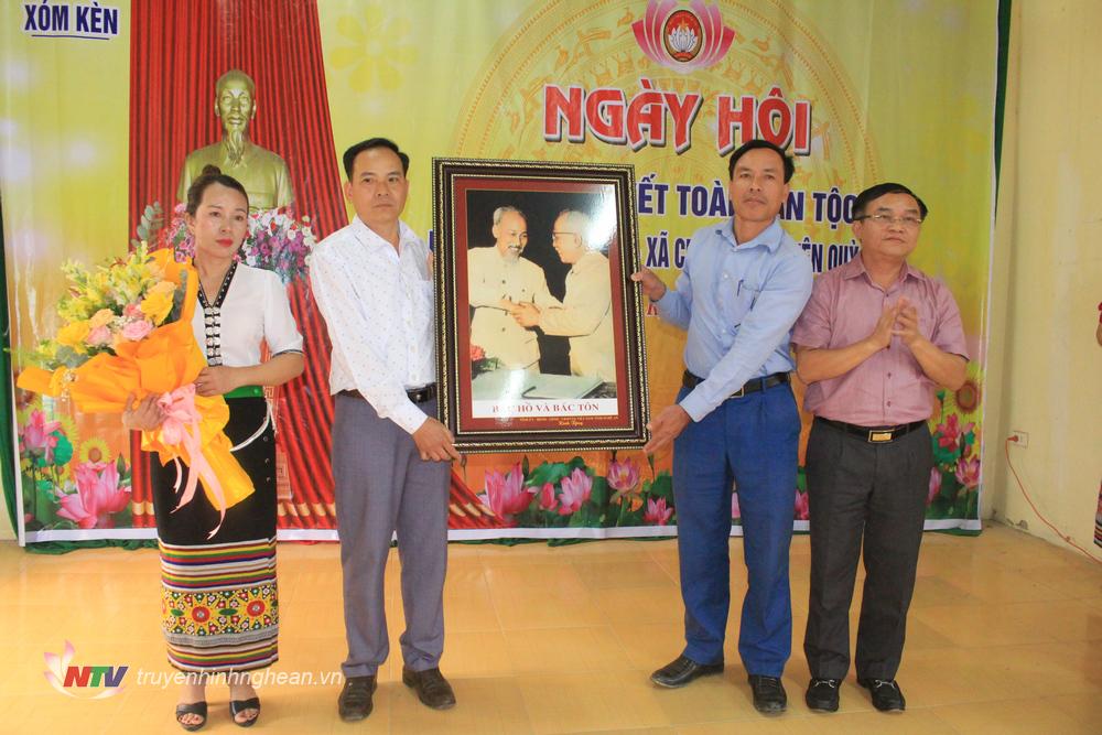 Đồng chí Ngọc Kim Nam trao quà cho khu dân cư xóm Kèn nhân ngày hội Đại đoàn kết
