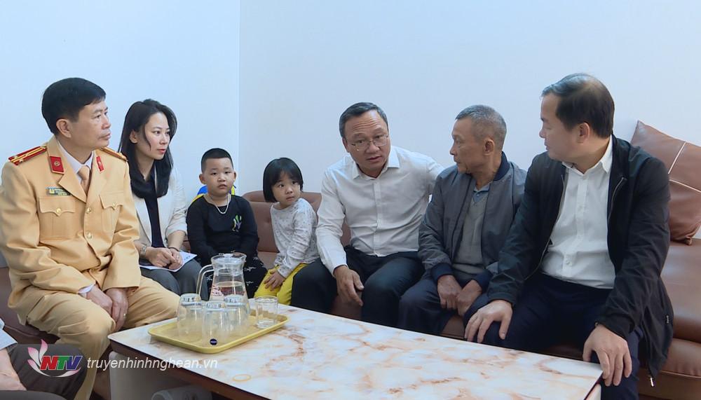 Phó Chủ tịch chuyên trách Ủy ban An toàn Giao thông Quốc gia Khuất Việt Hùng cùng đoàn công tác đến thăm hỏi, sẻ chia với gia đình nạn nhân TNGT ở ở khối 5, phường Trường Thi, TP Vinh.