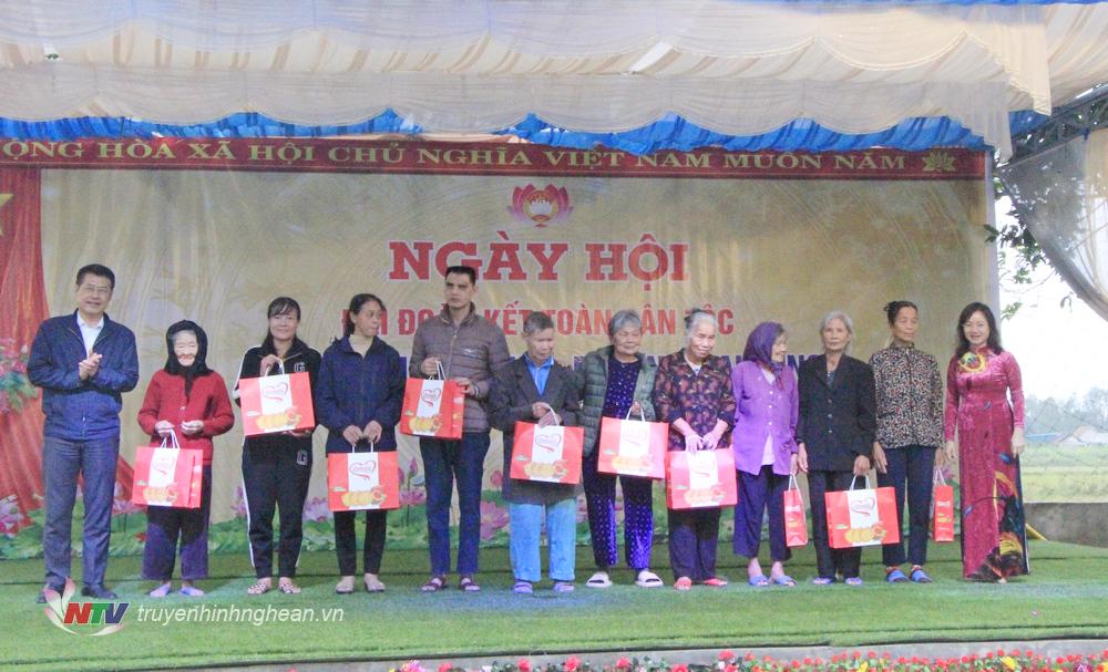 Phó trưởng Đoàn ĐBQH tỉnh Thái Thị An Chung cùng lãnh đạo thị xã tặng quà cho các hộ có hoàn cảnh khó khăn trên địa bàn.