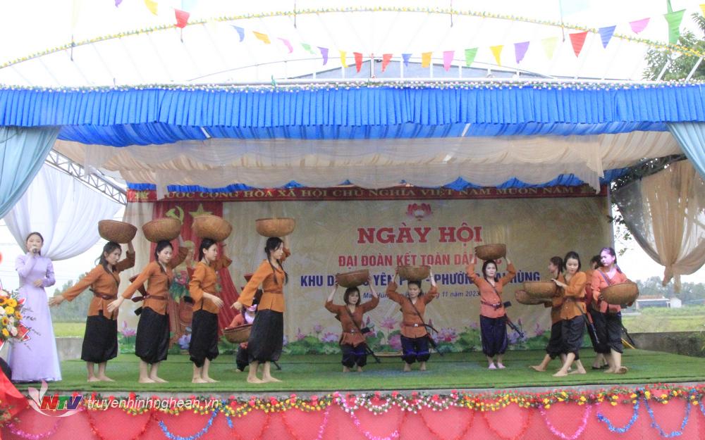 Tiết mục văn nghệ do nhân dân tổ dân phố Yên Phú biểu diễn tại ngày hội.