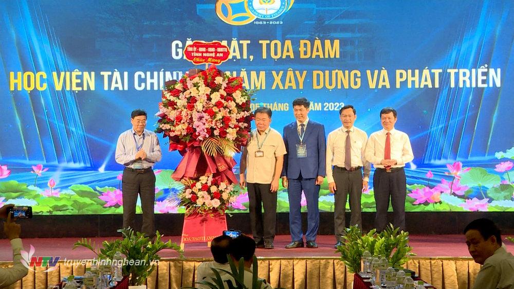Đồng chí Nguyễn Văn Thông – Phó Bí thư Thường trực Tỉnh ủy tặng hoa chúc mừng Học viện Tài chính.