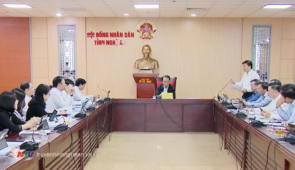 Phó Chủ tịch Thường trực UBND tỉnh Lê Hồng Vinh tiếp thu, giải trình các vấn đề các thành viên dự họp đặt ra.