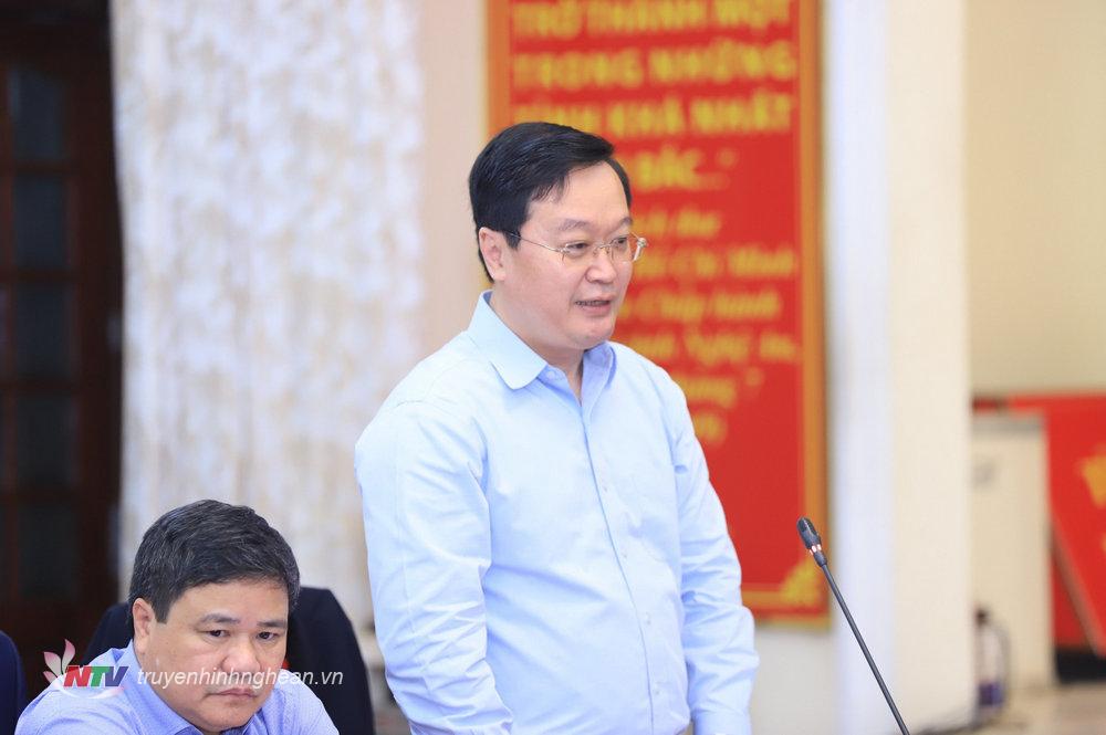 Phó Bí thư Tỉnh ủy, Chủ tịch UBND tỉnh Nghệ An Nguyễn Đức Trung phát biểu tại phiên họp.