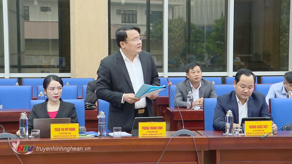 Giám đốc Sở Nông nghiệp và Phát triển nông thôn Phùng Thành Vinh báo cáo kết quả thực hiện chương trình mục tiêu quốc gia xây dựng nông thôn mới trên địa bàn tỉnh năm 2023, nhiệm vụ năm 2024. 