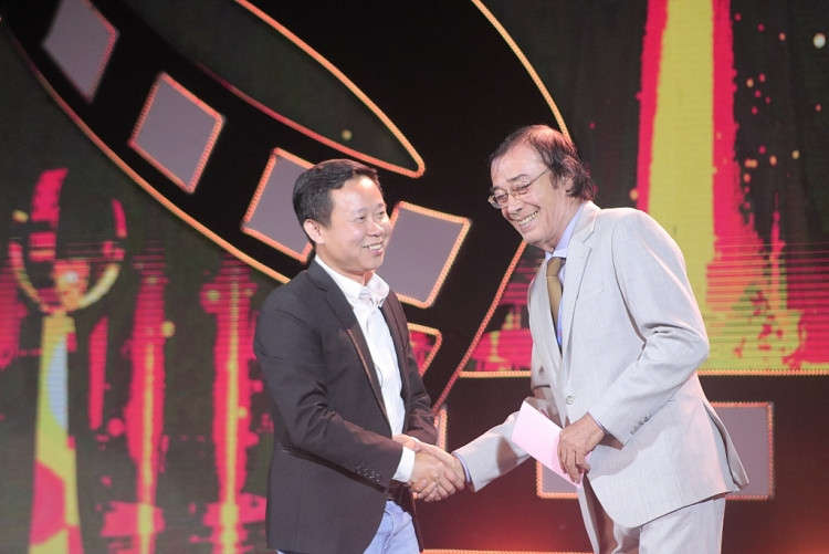 NSND Đào Bá Sơn - Chủ tịch BGK hạng mục Phim truyện điện ảnh trên sân khấu lễ trao giải LHP Việt Nam 2023 ở Đà Lạt tối 25/11. 