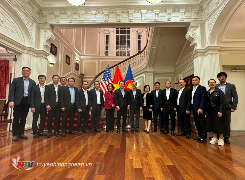 Đoàn công tác tỉnh Nghệ An chụp ảnh lưu niệm cùng các cán bộ Đại sứ quán Việt Nam tại Hoa Kỳ.