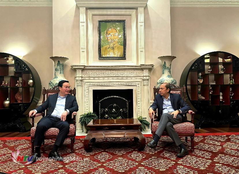 Chủ tịch UBND tỉnh Nguyễn Đức Trung trao đổi với Đại sứ đặc mệnh toàn quyền Việt Nam tại Hoa Kỳ Nguyễn Quốc Dũng