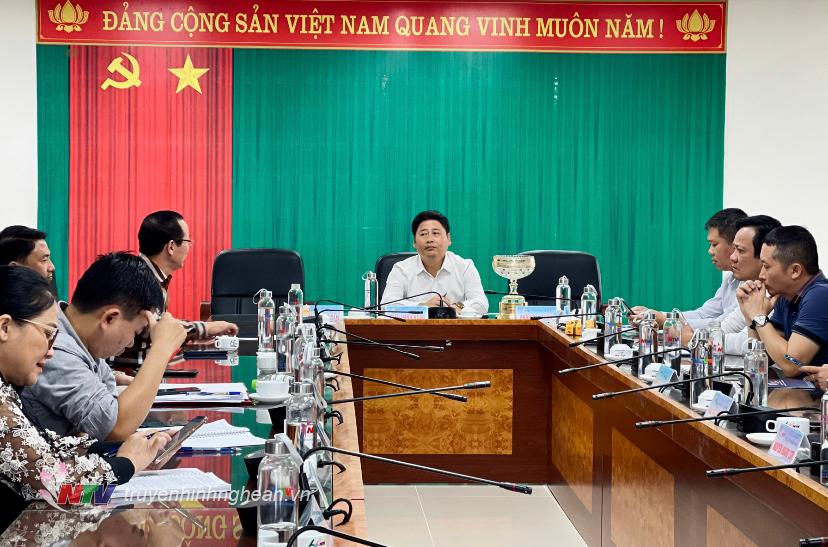 Đồng chí Trần Minh Ngọc - Giám đốc Đài PTTH Nghệ An chủ trì buổi họp bàn