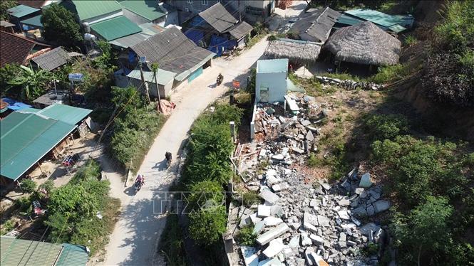 Người dân tại bản Hoà Sơn, xã Tà Cạ (Kỳ Sơn, Nghệ An) phải dỡ bỏ nhà vì hư hỏng do sạt lở. Ảnh: TTXVN phát