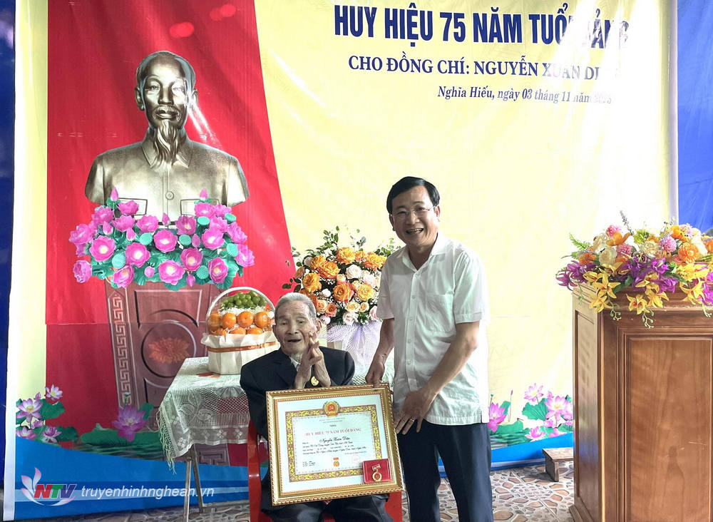 Lãnh đạo huyện trao Huy hiệu 75 năm tuổi Đảng cho đồng chí Nguyễn Xuân Diệu, sinh hoạt tại chi bộ xóm Lê Lợi xã Nghĩa Hiếu