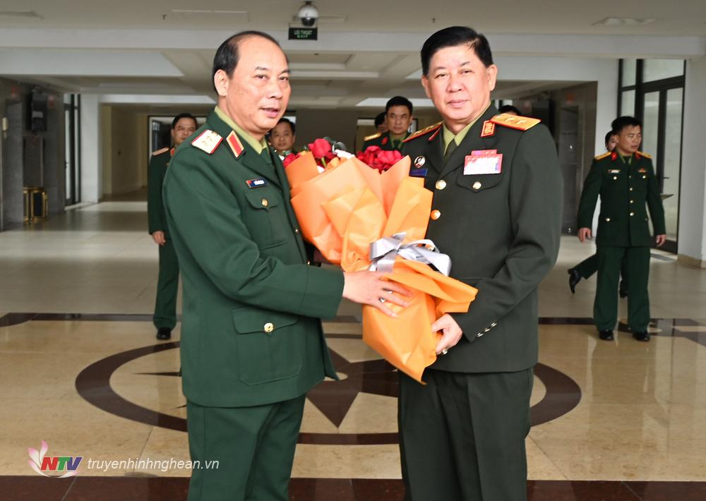 Trung tướng Trần Võ Dũng, Bí thư Đảng ủy, Chính ủy Quân khu 4 đón Đoàn công tác Bộ Quốc phòng Lào.