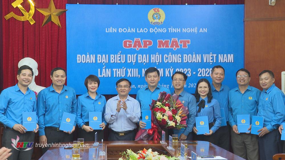 Tặng hoa chúc mừng đoàn đại biểu dự Đại hội Công đoàn Việt Nam lần thứ XIII, nhiệm kỳ 2023- 2028.