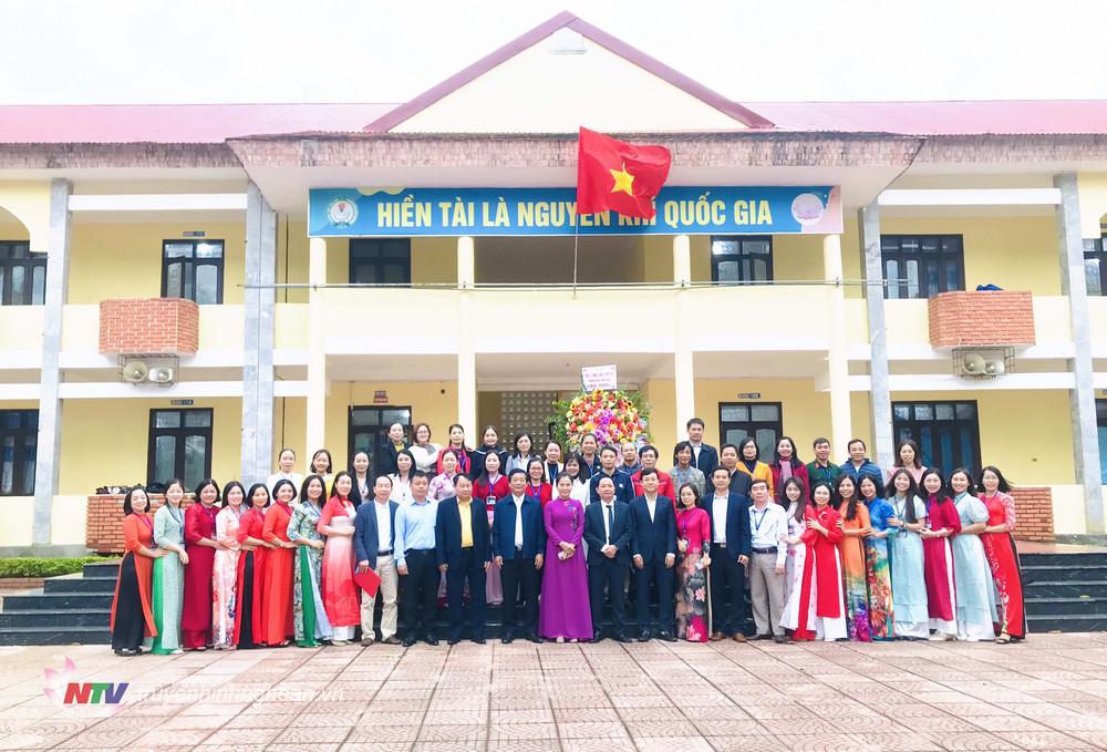 Chủ tịch UBMTTQ tỉnh Võ Thị Minh Sinh chụp ảnh lưu niệm cùng tập thể cán bộ, giáo viên Trường THPT Thái Hòa